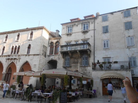 275 p-ța Poporului; stg. Primăria; dr. palat Karepic