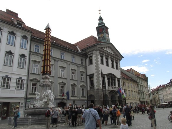 738 fantana cu 3 rauri Robba+primaria