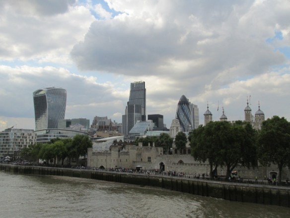 87 ananasul e 30 St Mary Axe fbmw