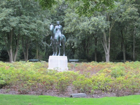 144 Tieregarten Amazone zu Pferde