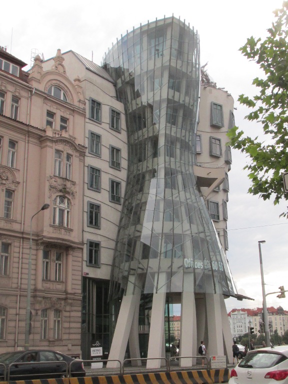 172 clădirea care dansează