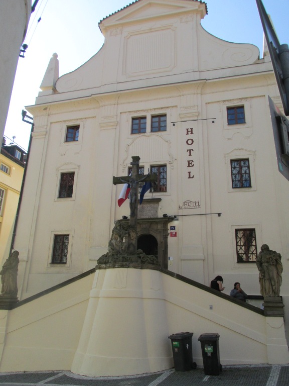 7 fostă biserică acum hotel