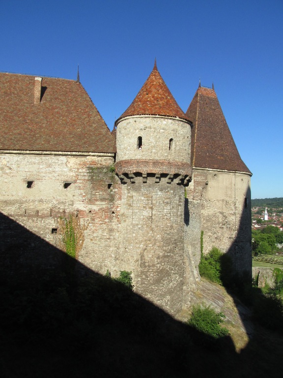 24 rotund=turn pustiu